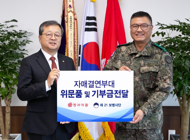 김광수 동서식품 사장(왼쪽)과 남진오 제21보병사단장이 기념 촬영을 하고 있다. / 사진=동서식품 제공