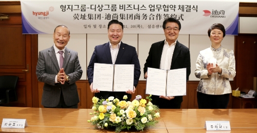 최병오 한국섬유산업연합회 회장, 최준호 패션그룹형지 총괄 부회장, 주리화 디샹그룹 회장, 쿵판핑 위해시장 (왼쪽부터)