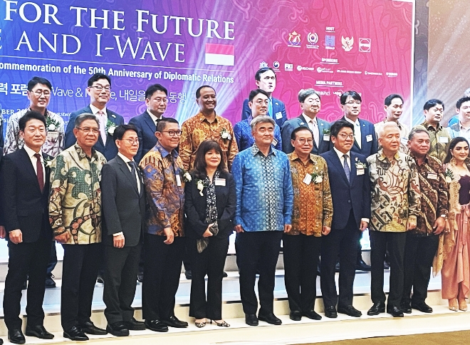 한-인니 경제협력포럼에 참석한 정원주 대우건설 회장(앞줄 가운데)이 기념 촬영을 하고 있다. / 사진=대우건설 제공