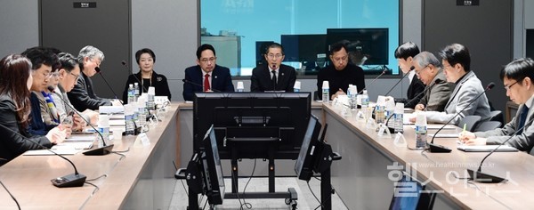 3일용산의협회관에서진행된'의대정원증원저지비상대책특별위원회’에서이필수회장이발언을하고있다.