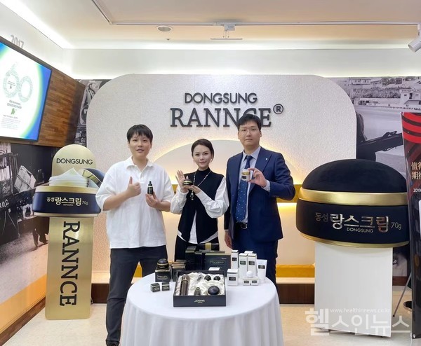 (왼쪽부터)중국라이멍터수출입유한회사CEO류멍,마케팅총괄CMO진나,동성제약국제전략실나원균실장(동성제약제공)