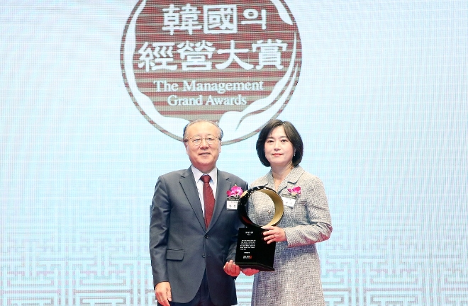 서울시 중구 소재 신라호텔에서 진행된 ‘2023 한국의 경영대상 수상식’에서 신한은행 소비자보호그룹 박현주 부행장(오른쪽), 한국능률협회컨설팅 심사위원회 한정화 위원장이 기념촬영 하는 모습. / 사진=신한은행 제공