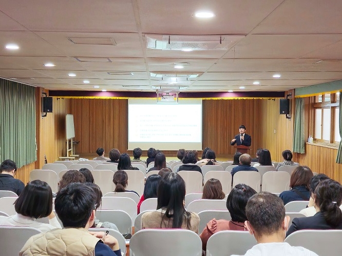 학교폭력예방교육 강연을 진행하는 모습