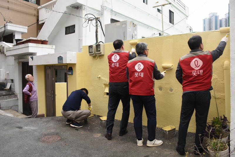 롯데건설 샤롯데 봉사단이 건설업 연계 대표 사회공헌인 ‘꿈과 희망의 러브하우스’ 봉사활동에 참여하고 있다(롯데건설제공)
