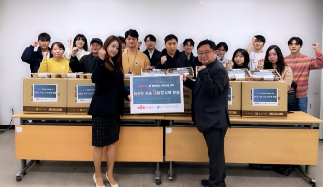 올림플래닛은 강남구노인통합지원센터와 함께 어르신들을 위한 따뜻한 겨울 나눔 도시락 기부 활동을 펼쳤다고 5일 밝혔다. 사진은 올림플래닛 임직원들과 올림플래닛 커뮤니케이션실 이밀라 실장, 강남구노인통합지원센터 양재석 센터장이 기념촬영을 하는 모습. (사진 = 올림플래닛 제공)