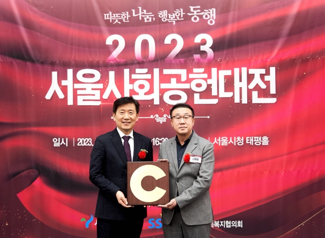 신왕섭 HDC현대산업개발 실장(오른쪽)과 김현훈 서울시사회복지협의회장이 기념 촬영을 하고 있다. / 사진=HDC현대산업개발 제공