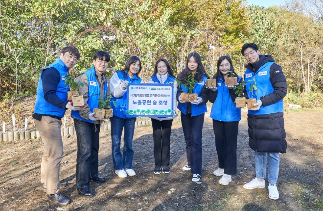 ‘100일의 식집사’ 캠페인에 참여한 HD현대오일뱅크 임직원들이 서울 마포구 노을공원에서 묘목 심기 활동을 하고 있다. / 사진=HD현대오일뱅크 제공