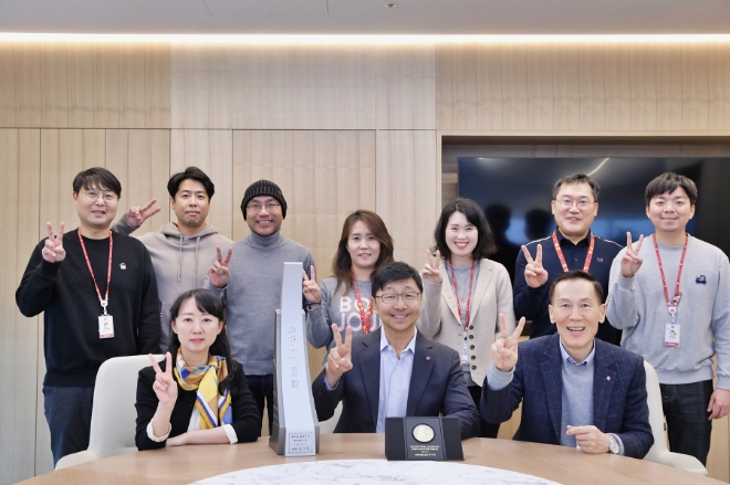 이창엽 롯데웰푸드 대표이사(아랫줄 가운데)와 글로벌 영업부문 임직원들이 기념 촬영을 하고 있다. / 사진=롯데웰푸드 제공