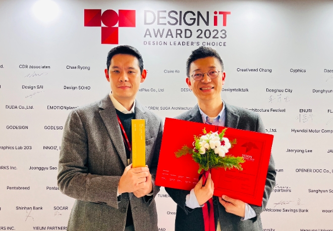 지난 달 23일 서울 중구에 위치한 페럼타워에서 열린 ‘글로벌디자인 iT 어워드 2023’에서 시각디자인 부문 골드프라이즈 수상 후 박성수 웰컴저축은행 CEM본부 본부장(오른쪽)과 최기원 웰컴저축은행 디자인팀 팀장이 기념사진을 촬영하고 있다.