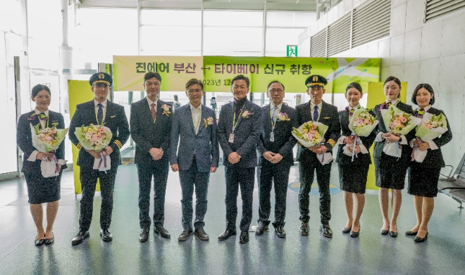 진에어는 지난 5일 부산-타이베이 노선 신규 취항식을 진행했다고 6일 밝혔다. 사진은 지난 5일 김해국제공항에서 열린 진에어의 부산-타이베이 신규 노선 취항식에서 (좌측에서 4번째)박병률 진에어 대표와 임직원들이 기념촬영을 하는 모습. (사진 = 진에어 제공)