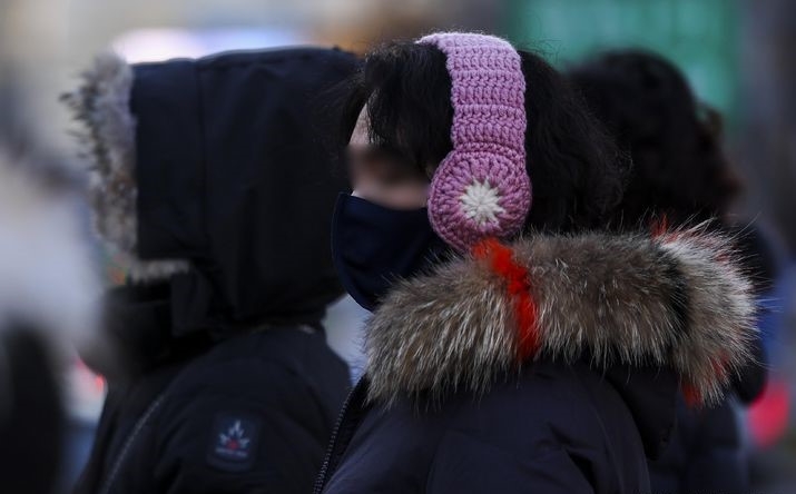 지난 1일 서울 종로구 광화문네거리에서 두꺼운 옷차림을 한 시민들이 이동하고 있는 모습.