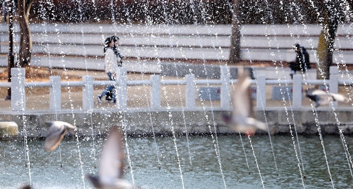 추위가 풀려 포근한 날씨를 보인 5일 대구 북구 경북대학교 일청담 분수대 앞에서 시민들이 산책을 하고 있다.