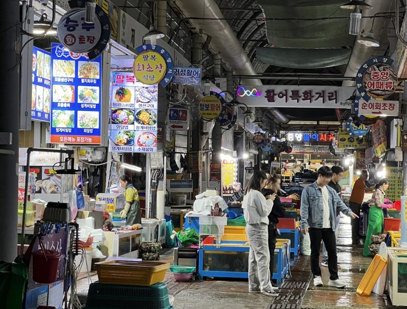 통영중앙전통시장의 활어특화거리 풍경 (사진제공=통영시청)