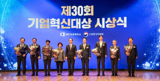 코웨이가 7일 서울 중구 대한상공회의소에서 개최된 제30회 기업혁신대상 시상식에서 ‘산업통상자원부 장관상’을 수상했다. 서장원 코웨이 대표이사(오른쪽 두 번째)와 관계자들이 수상 기념 사진촬영을 하고 있다.