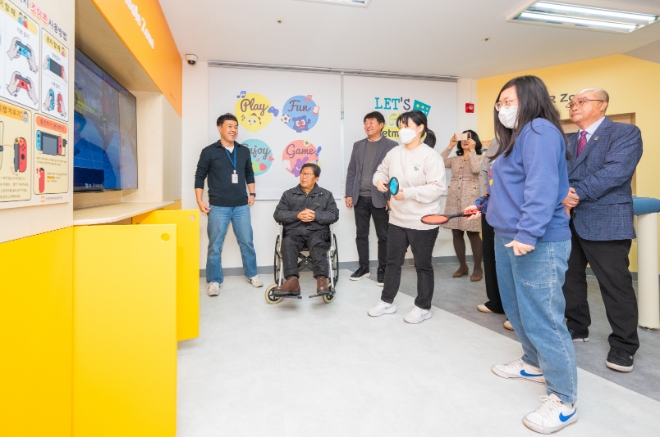 넷마블문화재단은 지난 6일 금천장애인종합복지관에서 제36호(금천장애인종합복지관), 제37호(성모자애복지관) ‘게임문화체험관’ 개관식을 진행했다고 7일 밝혔다. 사진은 금천장애인복지관 내 ‘게임문화체험관’의 모습. (사진 = 넷마블 제공)