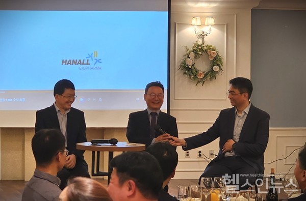 (왼쪽부터)한올바이오파마박승국부회장,김성욱전부회장,정승원대표이사(한올바이오파마제공)