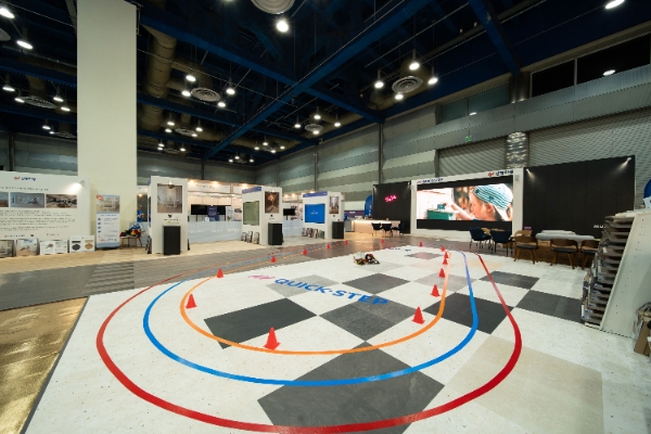 2023 KAFF (한국건축산업대전)에 선보인 퀵스텝(Quick-step) 전시 모습.