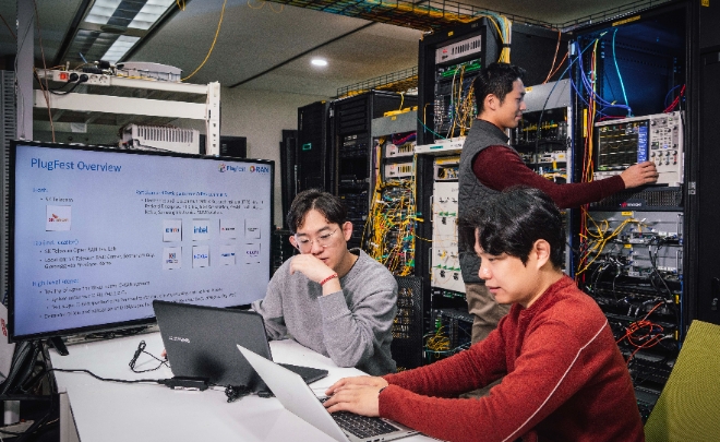 SK텔레콤(SKT)은 글로벌 오픈랜 표준화 단체인 ‘O-RAN 얼라이언스’가 주최하는 ‘플러그페스트’ 행사에 주관사 자격으로 참여해 오픈랜 관련 기술 시험 결과 및 기술 진화 방향성에 대해 발표했다고 8일 밝혔다. 사진은 SKT 담당자들이 플러그페스트 발표를 준비하는 모습. (사진 = SKT 제공)