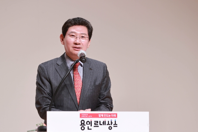 이상일 용인특례시장은 8일 시청 에이스홀에서 열린 '2023 용인시 새마을지도자대회'에서 새마을회 관계자들을 격려하고 있다.(사진=용인시)