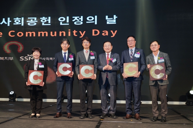 효성그룹 주요 5개 회사인 ㈜효성, 효성티앤씨㈜, 효성중공업㈜, 효성첨단소재㈜, 효성화학㈜는 서울드래곤시티 호텔에서 열린 2023 지역사회공헌 인정의 날 행사에서 지역사회공헌 인정 기업으로 선정됐다고 8일 밝혔다. 사진은 효성 최형식 상무(우측에서 첫 번째), 한국사회복지협의회 김성이 회장(우측에서 세 번째)이 기념촬영을 하는 모습. (사진 = 효성그룹 제공)