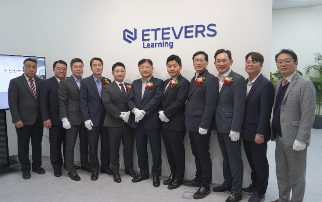 사진=에티버스 정명철 회장(중앙) 및 정인욱 대표이사(오른쪽 다섯 번째) 외 경영진이 7일 열린 에티버스러닝 교대 캠퍼스 개소식에 참가했다.
