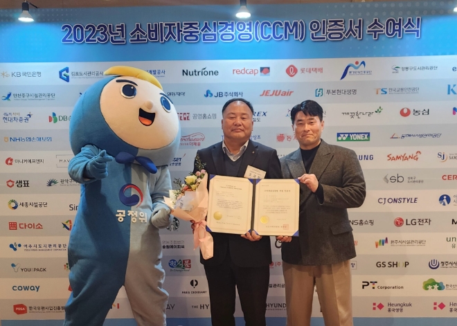 (가운데) 농협목우촌 조재철 대표이사,(우)농협목우촌 소비자경영지원단장 김현겸이 기념 사진을 찍고 있다. / 사진=농협 제공