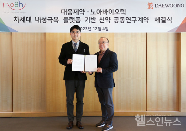 (왼쪽부터)전승호대웅제약대표,박용호노아바이오텍대표(대웅제약제공)