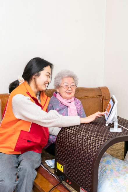 SK텔레콤(SKT)은 자사 AI 스피커 기반 기억훈련 프로그램 ‘두뇌톡톡’이 노인 치매 이환율을 낮추는 효과가 있는 것으로 평가됐다고 11일 밝혔다. 사진은 성동구의 한 가정에서 AI 돌봄 서비스를 이용하는 모습. (사진 = SKT 제공)