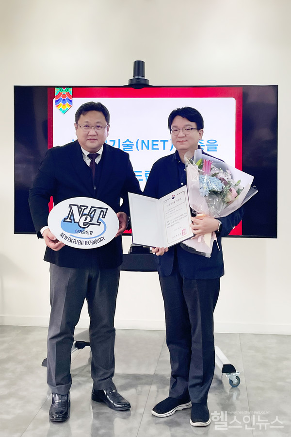 (왼쪽부터)김동석한국보건산업진흥원본부장,권준명메디컬에이아이대표(메디컬에이아이제공)