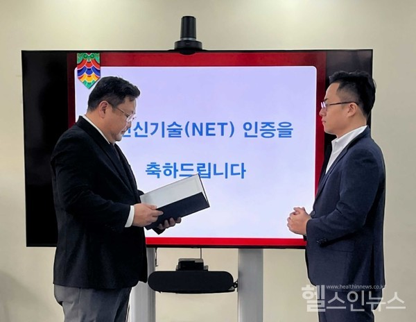 (왼쪽부터)김동석보건산업진흥원본부장,최태근메디웨일대표(메디웨일제공)