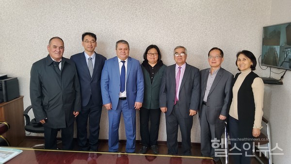 (왼쪽부터)타지키스탄보건복지부아사툴로특별보좌관,(재)베스티안재단양재혁실장,타지키스탄국립의료고등교육원미히딘누리딘다브라타리총장,청주대김진희교수,타지키스탄국립의료고등교육원부총장,충북국제협력센터장재윤센터장,타지키스탄국립의료고등교육원보이보보에프후부바키아부총장,딜로롬수리고프교수