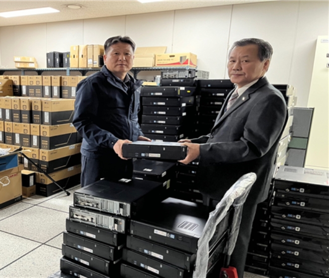 권유철 국가철도공단 정보관리처장(오른쪽)과 직원들이 8일‘사랑의 PC 보내기 운동’ 을 위해 불용된 PC들을 운반카트에 싣고 있다. / 사진=국가철도공단 제공