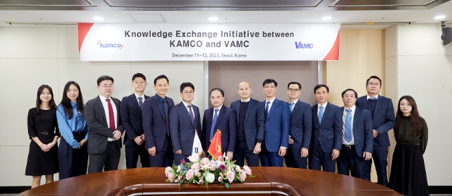 11일 캠코양재타워에서 열린 '부실채권 정리 역량강화 연수'에서 최정화 캠코 해외사업부장(왼쪽에서 여섯 번째)과 틱당딘 베트남 자산관리공사 부사장(오른쪽에서 여덟 번째) 및 관계자들이 기념 촬영을 하고 있다. / 사진=캠코 제공