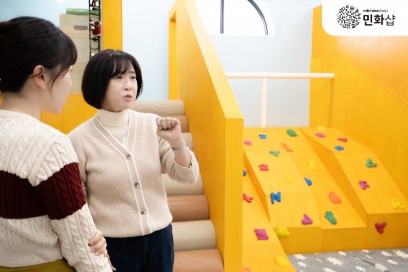 “행복한 연말이길”...민화샵, 푸른마을아동복지종합센터에 물품 후원