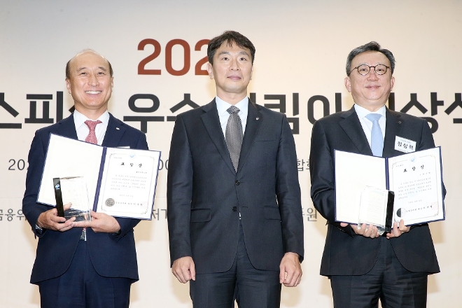 서울시 중구 은행연합회에서 진행된 ‘2023 보이스피싱 우수 지킴이 시상식’에서 금융감독원 이복현 원장(가운데)과 신한은행 정상혁 은행장(오른쪽)이 기념촬영 하는 모습. / 사진=신한은행 제공