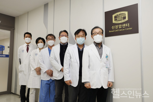 가톨릭대학교여의도성모병원신장암센터의료진.우측부터영상의학과정동진교수(센터장),비뇨의학과손동완·최세웅·김선욱교수,종양내과이희연교수,신장내과정성진교수