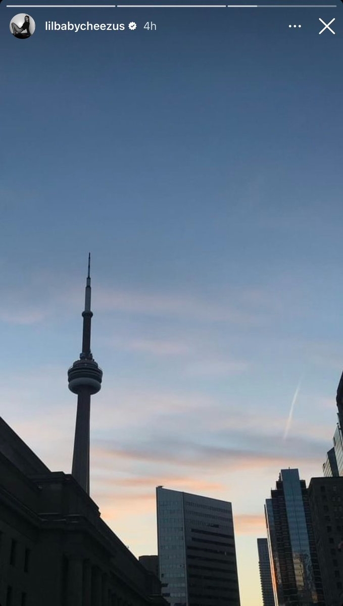 벨린저의 약혼녀가 찍어 인스타에 올린 것으로 소무난 토론토의 명물 CN 타워