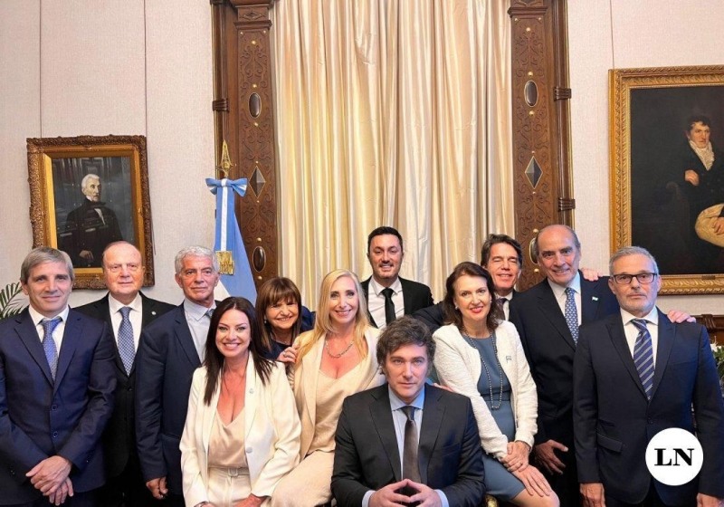 장관 및 비서실장과 함께 한 밀레이 아르헨티나 대통령(가운데)(멕시코시티=연합) 