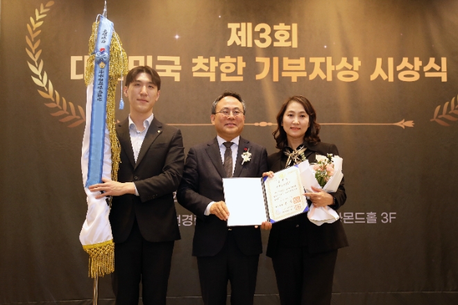 한화손해보험 고객서비스실 문수진 상무(사진 오른쪽)가 11일 오후 한경협회관 컨퍼런스센터 다이아몬드홀에서 열린 제 3회 대한민국 착한기부자상 시상식에서 기업부문 ‘국무총리’상을 수상하고 행정안전부 고기동 차관(가운데)과 기념촬영을 하고 있다.