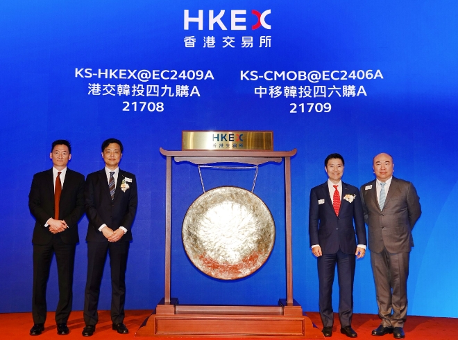 (왼쪽부터) 홍콩거래소 태 유(Tae Yoo) 마케팅본부장, 한국투자증권 지현준 투자금융본부장, 이강희 한국투자증권 홍콩법인장, 홍콩거래소 매튜 청(Matthew Cheong) 파생상품본부장이 11일 홍콩 현지에서 열린 상장기념식에서 기념 사진을 촬영하고 있다. / 사진=한국투자증권 제공