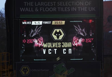 울버햄튼 홈 경기장 전광판에 게시된 울브즈의 VCT 차이나 합류 소식. 출처=울브즈 공식 SNS 