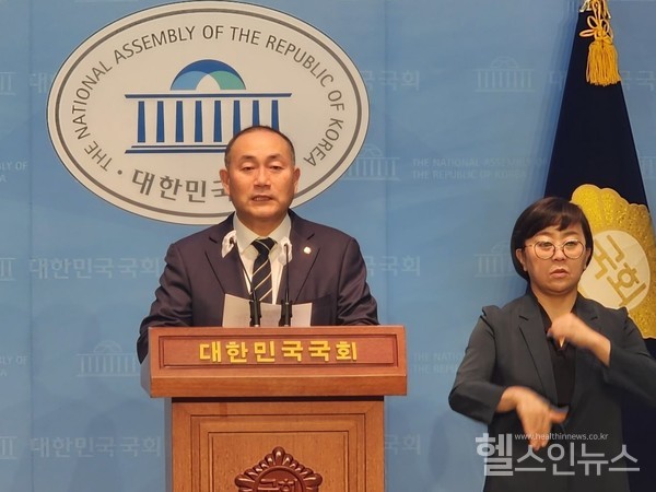 12일더불어민주당김원이의원인국회소통관에서의협규탄성명을발표하고있다.