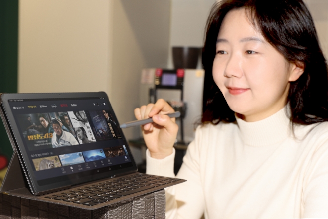 LG유플러스는 집안 어디서나 IPTV 서비스를 이용할 수 있는 ‘U+tv 프리4 LE’를 출시했다고 12일 밝혔다. 사진은  LG유플러스 직원이 U+tv 프리4 LE를 소개하고 있는 모습. (사진 = LG유플러스 제공)