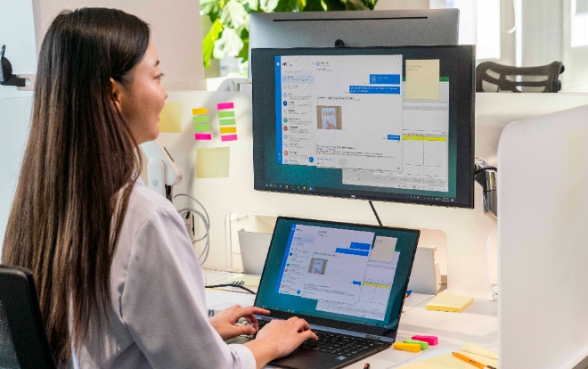 SK텔레콤(SKT)은 모바일과 PC에서 일관된 메시징 서비스를 제공하기 위해 ‘채팅+(채팅플러스) PC버전’을 정식 출시한다고 12일 밝혔다. 사진은 SKT 모델이 채팅플러스 PC버전을 사용하는 모습. (사진 = SKT 제공)