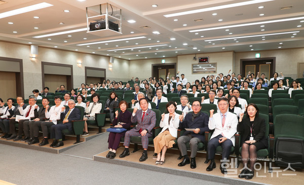 고려대구로병원누리관벽돌쌓기캠페인에참여한교직원들함께사진을찍고있다