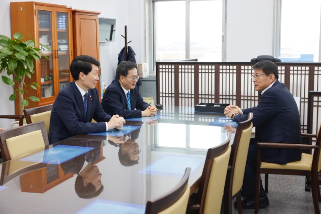 김동연 경기도지사(가운데)가 12일 서삼석 국회 예산결산특별위원회 위원장을 만나 경기도 국비지원의 필요성을 분야별로 설명하고 지원을 요청했다.(사진=경기도)