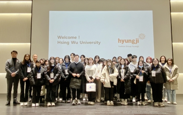 패션그룹형지 송도 본사에서 최준호 총괄 부회장(앞줄 좌측 세 번째) 및 본사 관계자와 대만 성오대 학생 및 관계자들이 기념사진을 찍는 모습