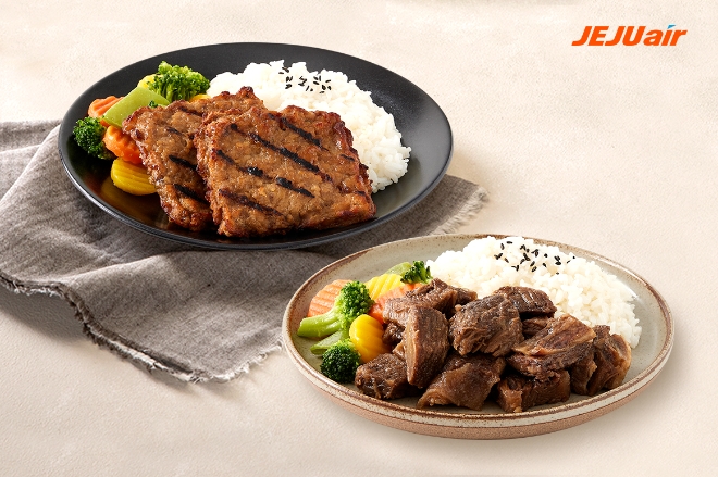 제주항공은 국제선 사전주문 기내식 메뉴로 ‘소갈비찜 도시락’과 ‘떡갈비 도시락’을 새롭게 선보인다고 13일 밝혔다. 사진은 신규 출시된 제주항공 ‘소갈비찜 도시락’과 ‘떡갈비 도시락’의 모습. (사진 = 제주항공 제공)