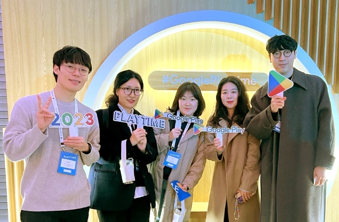 LG유플러스는 자사의 일상기록 SNS 플랫폼 ‘베터’가 구글플레이의 ‘2023 올해를 빛낸 앱’으로 선정됐다고 13일 밝혔다. 사진은 지난 6일 구글플레이가 개최한 '올해를 빛낸 앱' 시상식에서 '올해를 빛낸 숨은 보석 앱' 최우수상을 수상하고 기념사진을 촬영하는 베터 관계자들의 모습. (사진 = LG유플러스 제공)