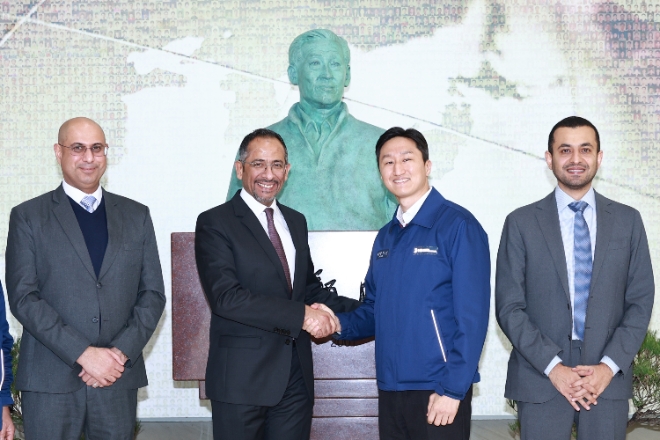 (왼쪽 첫 번째부터) 사드 알 칼브 사우디 수출입은행 CEO, 반다르 이브라힘 알코라이예프 사우디 산업광물자원부 장관, 정기선 HD현대 부회장, 술탄 빈 칼리드 알사우드 사우디 산업개발기금 CEO가 기념 촬영을 하고 있다. / 사진=HD현대 제공